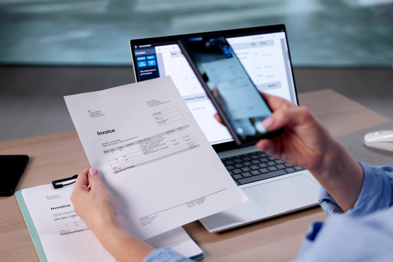 AI-powered invoice processing / AI-gestützte Rechnungsverarbeitung